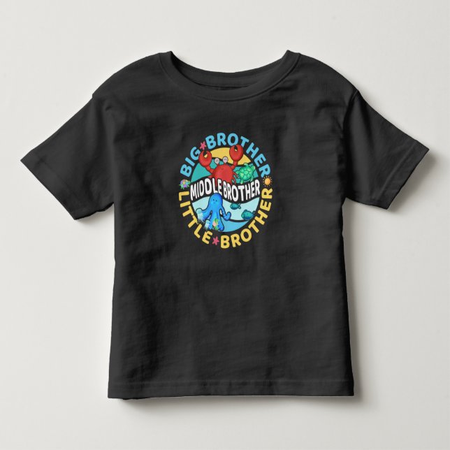 Camiseta De Bebé El Hermano Medio es un Hermano Grande y Pequeño (Anverso)