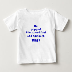 Camiseta De Bebé Él hizo la pregunta y ella dijo Sí