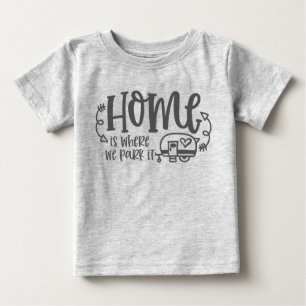 Camiseta De Bebé El hogar de camping en RV es donde lo estacionamos