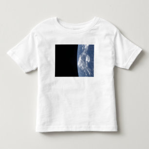 Camiseta De Bebé El horizonte y la negrura de la tierra del espacio