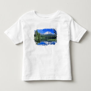 Camiseta De Bebé El Mt. Lassen se eleva sobre el lago Manzanita