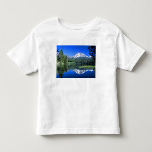 Camiseta De Bebé El Mt. Lassen se eleva sobre el lago Manzanita