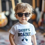 Camiseta De Bebé El pequeño roadie de papá personalizado<br><div class="desc">La pequeña Roadie de papá - ¿Tiene papá su bebé un músico? Aquí está, su camiseta: la camiseta de papá. Este ultra rockin' tee incluye dos guitarras cruzadas con el texto "El pequeño roadie de papá". Cambia la palabra papi a quien sea que esté en tu familia es la estrella....</div>