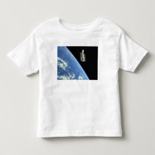 Camiseta De Bebé El telescopio espacial de Hubble con una tierra