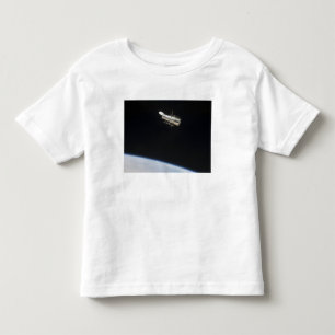 Camiseta De Bebé El telescopio espacial de Hubble en órbita sobre