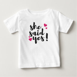 Camiseta De Bebé ¡Ella dijo que sí! Celebración de compromiso - Rom