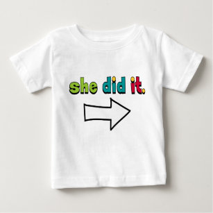 Camiseta De Bebé Ella lo hizo (1 2) de la flecha derecha: Orgánico