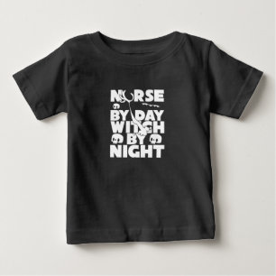 Camiseta De Bebé Enfermera De Halloween Por Día Bruja Por Noche