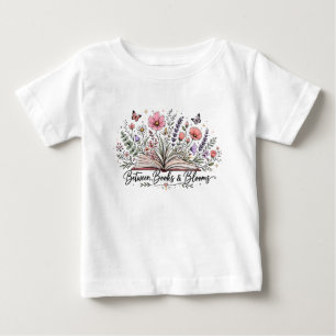 Camiseta De Bebé Entre libros y florece amante de los libros lector
