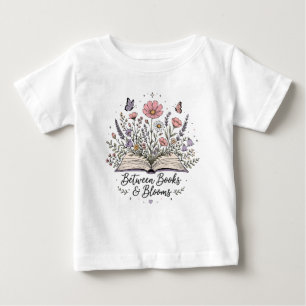 Camiseta De Bebé Entre libros y florece amante de los libros lector