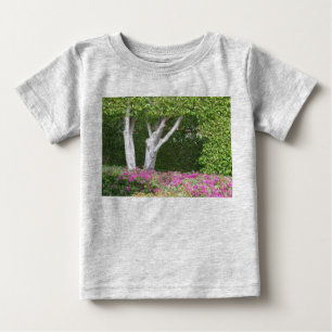Camiseta De Bebé Entre los árboles rosa y verde