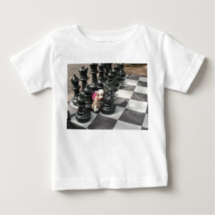 Camiseta De Bebé Ernie el mono del calcetín que juega a ajedrez