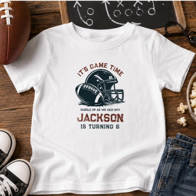 Camiseta De Bebé ¡Es hora del juego! Comienzo de cumpleaños de fútb (It’s game time! Kick off football birthday kids Baby T-Shirt)