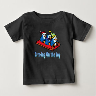 Camiseta De Bebé Escena de vacaciones de invierno en penguins Sledd