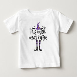 Camiseta De Bebé Esta bruja necesita un café divertido y espeluznan