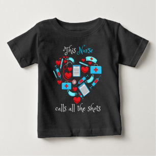 Camiseta De Bebé Esta enfermera llama a todos los disparos