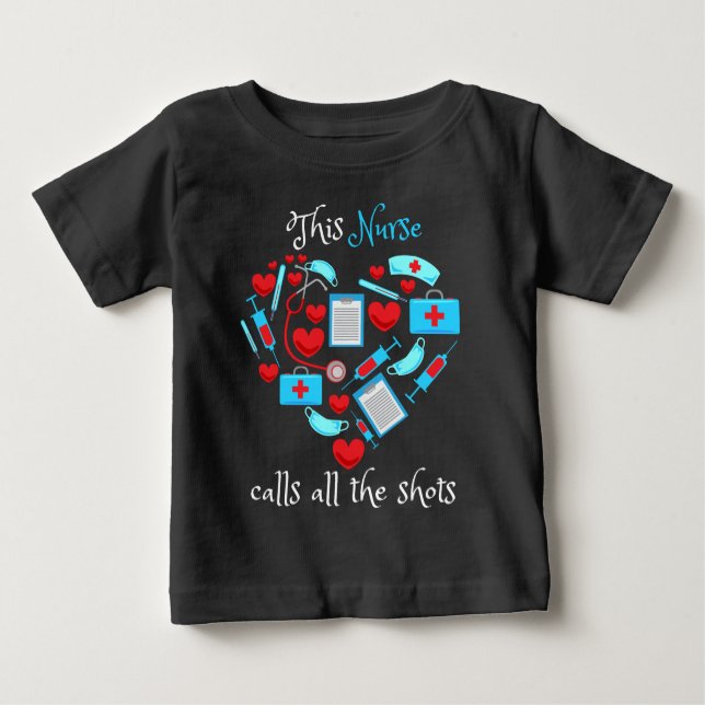 Camiseta De Bebé Esta enfermera llama a todos los disparos (Anverso)