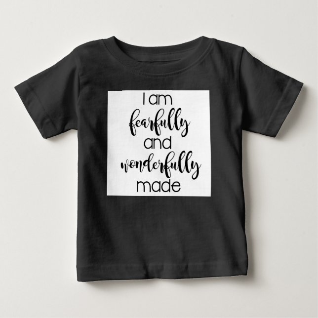 Camiseta De Bebé Estoy asustada y maravillosamente hecha de té infa (Anverso)