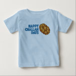 Camiseta De Bebé Feliz Día de Desafío Hanukkah Chanukah<br><div class="desc">Presenta un ilustracion original de un pan de jalita trenzado, con FELIZ DÍAS DE CHALA en un divertido tipo de letra. ¡Perfecto para Hanukkah! Este ilustracion vacacional también está disponible en otros productos. ¿No ves lo que estás buscando? ¿Necesita ayuda con la personalización? Contacte con Rebecca para que tenga algo...</div>