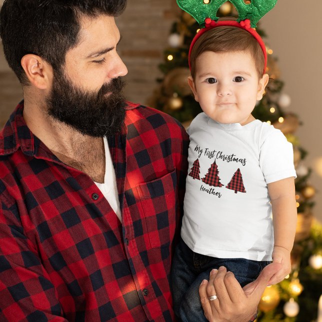 Camiseta De Bebé Festividad de navidades Mi primer cheque de búfalo (My first Christmas custom baby t-shirt with Buffalo check Christmas trees. )