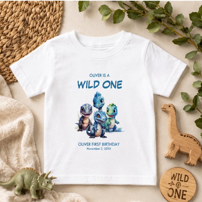 Camiseta De Bebé Fiesta de cumpleaños número uno de dinosaurio lind (Wild One Cute Dinosaur First Birthday Party Baby T-Shirt)