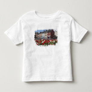 Camiseta De Bebé Flores a lo largo de una calle en un área