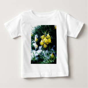 Camiseta De Bebé Flores de los Daffodils amarillos en la nieve