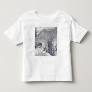 Camiseta De Bebé Formaciones inusuales de la nube sobre el mar de