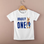 Camiseta De Bebé Fotografía de la fiesta de cumpleaños de invierno<br><div class="desc">Fiesta de cumpleaños con temática de invierno Peter rabbit camiseta personalizada,  un lindo conejito con una chaqueta azul y camisa fotográfica de cumpleaños de bufanda roja,  accesorios fotográficos</div>
