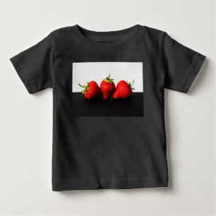 Camiseta De Bebé Fresas En Blanco Sobre El Cicna Negro
