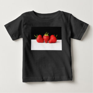 Camiseta De Bebé Fresas en negro sobre iccna blanca