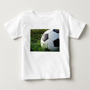 Camiseta De Bebé Fútbol~ Bola de pies en el campo