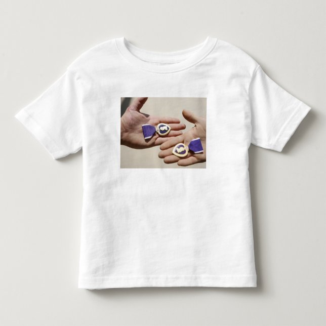 Camiseta De Bebé Ganadores del Purple Heart muestran sus medallas (Anverso)