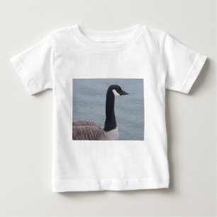 Camiseta De Bebé Ganso canadiense en un lago