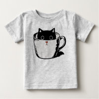 Gatito negro con nariz roja escondido en una taza