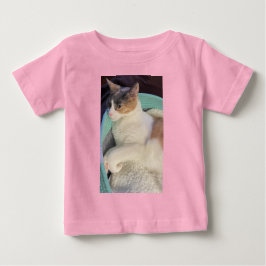 Camiseta De Bebé Gato de Calico en la cama de gato