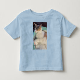 Camiseta De Bebé Gato de Calico en la cama de gato