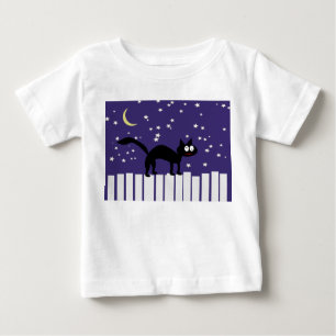 Camiseta De Bebé Gato negro de Halloween en la cerca