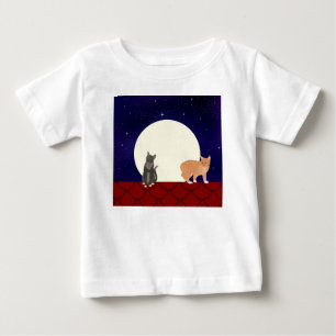 Camiseta De Bebé Gatos en un techo en una noche de luna llena