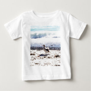 Camiseta De Bebé gaviota junto al océano en la playa imagen
