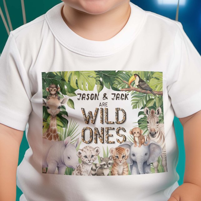 Camiseta De Bebé Gemelos, animales salvajes, azares salvajes de la  (Twins Wild Ones Themed Boy 1st Birthday T-shirt)