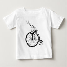 Girafa blanca y negra montando en bicicleta