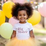Camiseta De Bebé Gran Hermana | Familia Mauve Pareja<br><div class="desc">Prendas impresas personalizados personalizadas con el gráfico "Big Sister" en un estilo moderno de diseño. Perfecto para una foto de invitación de embarazo o un regalo para hermanos mayores cuando llega el recién nacido! Utilice las herramientas de diseño para editar los colores o añadir su propio texto y fotos para...</div>