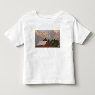 Camiseta De Bebé Granero rojo brillante contra las montañas Mission