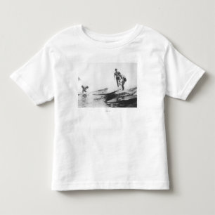 Camiseta De Bebé Grupo de personas que practica surf en el