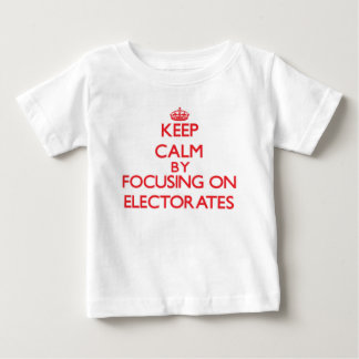 Camiseta De Bebé Guarde la calma centrándose en los ELECTORADOS