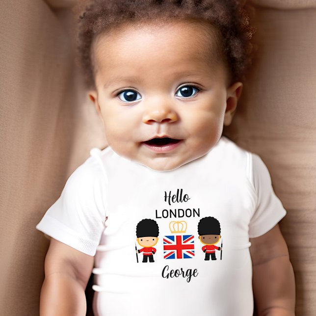 Camiseta De Bebé Guardias de Londres Cuidados Nombre de niño de pie (Cute London Guards Mixed Skin Boy Name England UK Baby T-Shirt)