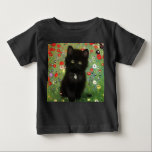 Camiseta De Bebé Gustav Klimt Kitten<br><div class="desc">Camiseta bebé con un gatito de Gustav Klimt! Este gatito negro lleva un collar de plata y se sienta en un campo de flores rojas,  azules,  blancas y amarillas. ¡Un regalo maravilloso para los amantes del gato y del arte austriaco!</div>