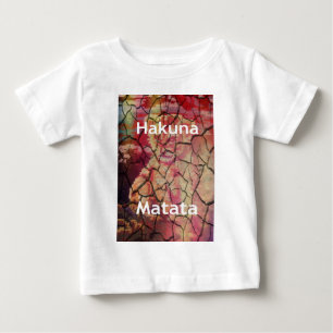 Camiseta De Bebé Hakuna Matata  león barro seco agrietado
