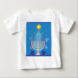 Camiseta De Bebé hanukkah menorah<br><div class="desc">"hanukkah menorah ", "feliz hanukkah",  menorah,  "estrella de david",  "chanukkah jewish",  Hanukkkah,  "feriados judíos"chanukah,  hannukah,  chanukkkah,  channukah,  chanukkkah,  hannuka,  hebrew,  jew,  menora,  judaica, </div>